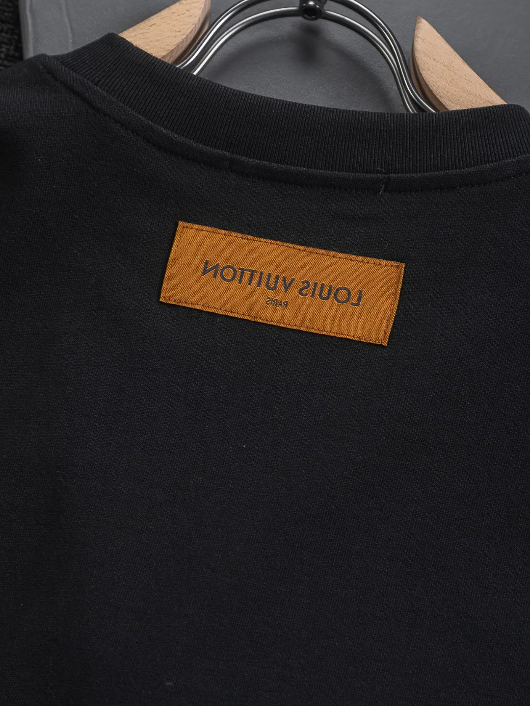 🅿️190 Louis Vuitton 1V LV micro-wide version S-XL LV 26ss new products are available at the counter simultaneously. Multiple craftsmanship. Mushroom on the chest🍄 intarsia🪡 embroidered logo. Round neck short-sleeved T-shirt, same style for men and women! Consigned to one-to-one creation. Synchronized with the official website, pure cotton fabrics at the counter! It is close to the skin and comfortable, durable and easy to wear. It has a classic and simple logo design and meticulous original craftsmanship. Short-sleeves, a must-have item for men, do not appear to be the same for the general public, but must be unique and eye-catching. This LV short-sleeve is all about quality, comfort, the same shape and fashion as always, including fabrics and cutting techniques. All of them have been made with great effort! 320 grams of washed pure cotton fabric, pure cotton is breathable, very refreshing and comfortable for daily wear. The rib knitting on the neckline is smooth and tight, and the neckline will not be skewed if you toss it at will. The loose version, you will find that it looks really good on the upper body. The overall is minimalist and neat, super versatile for daily use! Pair it casually with a pair of pants for a youthful look. A T-shirt will make your outfit crazy. It is a fashionable item that can never go wrong! Color: Black White Size: S-XL Size chart: S: Shoulder width 45.5-Bust 52-Length 70 M: Shoulder width 47-Bust 54-Length 72 L: Shoulder width 48.5-Bust 56-Length 74 XL: Shoulder width 50-Bust 58-Length 76